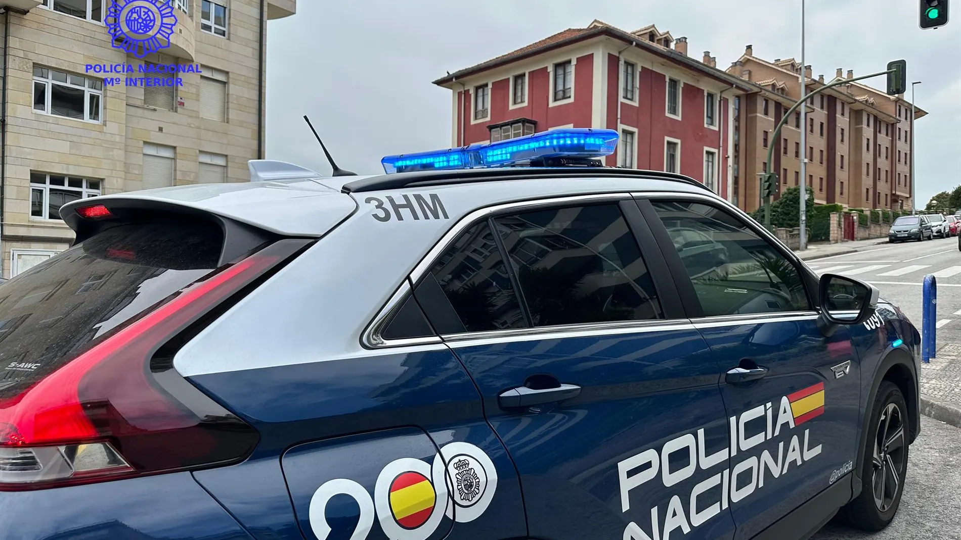 Detenido un hombre por atacar a varios policías y atrincherarse con cuchillos en un edificio en San Blas
