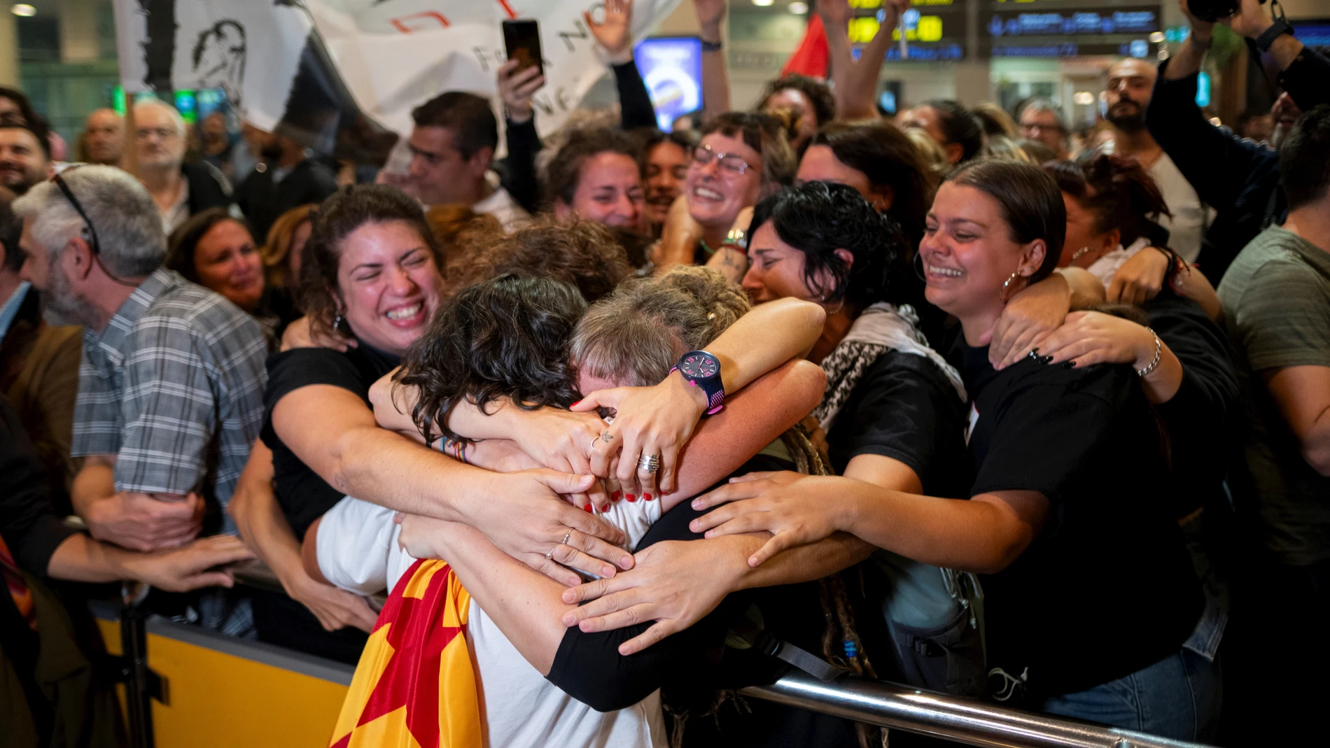 Pilar Castillejo en el Aeropuerto Josep Tarradellas Barcelona-El Prat, a 6 de octubre de 2025, en Barcelona, Catalunya (España). Un grupo de 27 españoles de la flotilla Global Sumud que quedaban en Israel ha vuelto a España en tres vuelos, uno militar con destino Madrid y dos comerciales con destino Barcelona y Bilbao. Entre la llegada del domingo, 5 de octubre, y hoy ya son 48 de 49 los españoles que han regresado tras ser detenidos por el Gobierno de Israel. La integrante que falta sigue de...