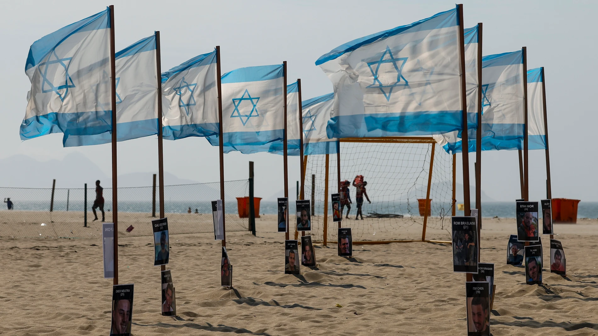 ONG Río de Paz realiza manifestación en playa de Copacabana AME5571. RÍO DE JANEIRO (BRASIL), 07/10/2025.- Fotografía de varias banderas de Israel instaladas por la ONG Río de Paz durante una manifestación este martes, en una playa de Copacabana (Brasil). Con la instalación de 22 banderas y 48 retratos la organización Río de Paz realizó una manifestación para condenar el terrorismo, exigir la liberación de los rehenes israelíes aún cautivos en Gaza y rendir homenaje a las víctimas del atentado perpetrado por Hamás en 2023. EFE/ Antonio Lacerda