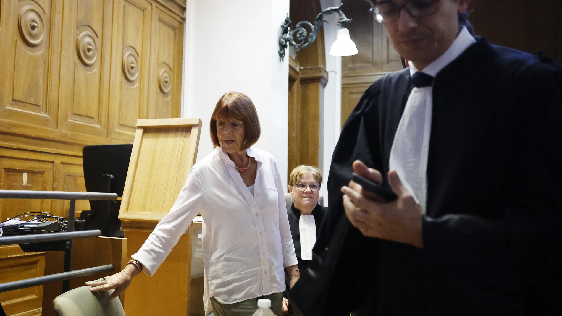 NIMES (France), 07/10/2025.- Gisele Pelicot stands at the Gard criminal court, in Nimes, France, 07 October 2025. An appeal trial involving one of the defendants sentenced in the mass rapes committed against Pelicot, will be heard by the court from 06 through 09 October. (Francia) EFE/EPA/GUILLAUME HORCAJUELO