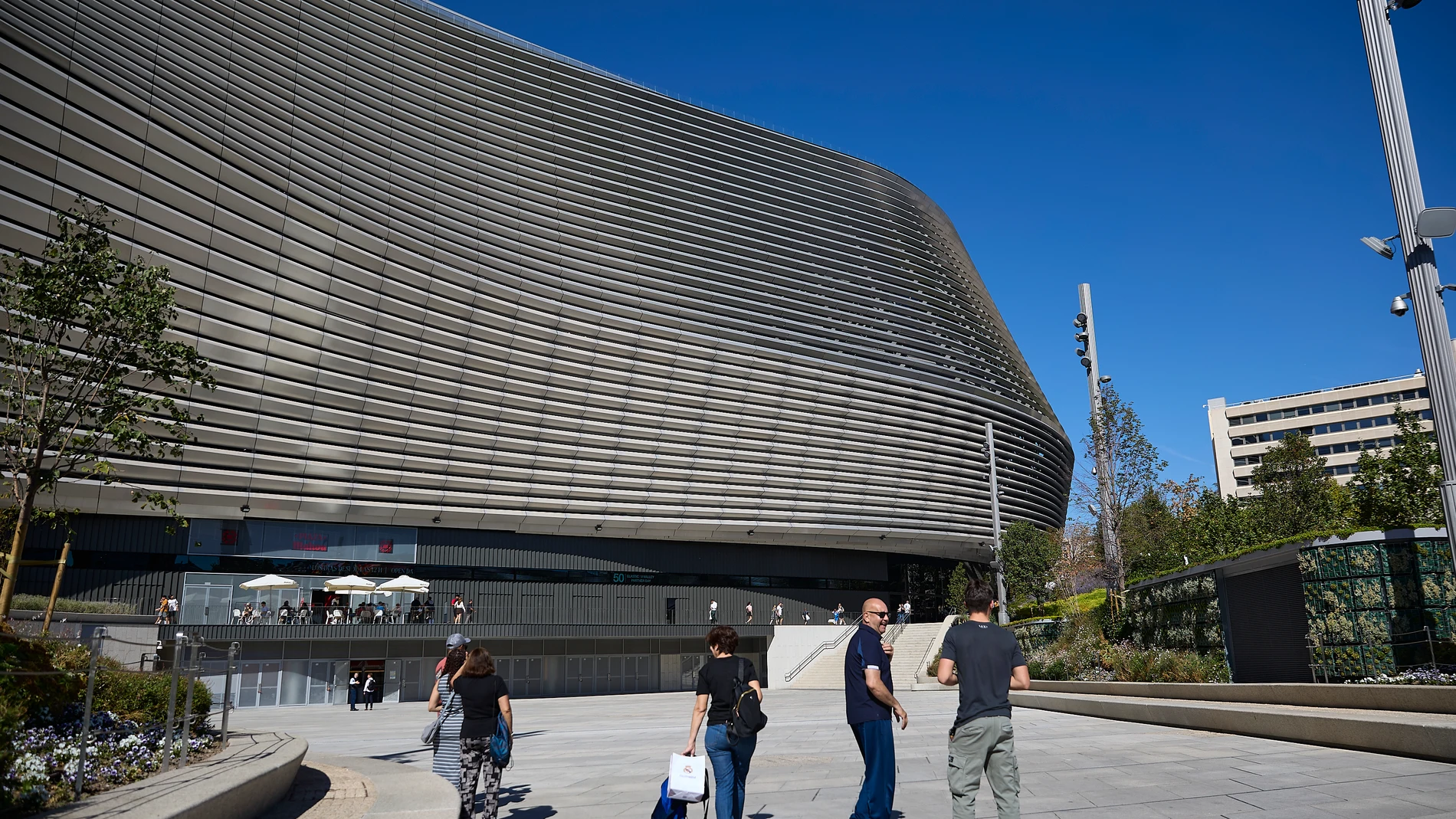 Plaza Mahou en el Estadio Santiago Bernabéu, a 7 de octubre de 2025, en Madrid (España). 07 OCTUBRE 2025;PLAZA;MAHOU;CERVEZA;BAR;RECURSOS; Jesús Hellín / Europa Press 07/10/2025