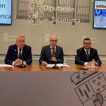 El presidente de la Diputación de Salamanca Javier Iglesias, atiende a la prensa tras firmar el acuerdo con el decano del Colegio de la Abogacía de Salamanca, Miguel del Castillo