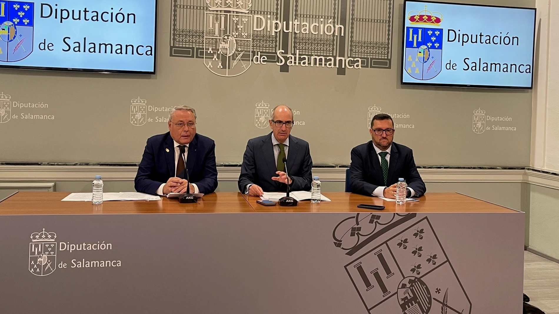 El presidente de la Diputación de Salamanca Javier Iglesias, atiende a la prensa tras firmar el acuerdo con el decano del Colegio de la Abogacía de Salamanca, Miguel del Castillo