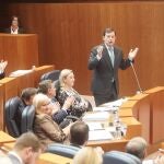 Mañueco interviene desde su escaño en las Cortes de Castilla y León durante el pleno celebrado ayer