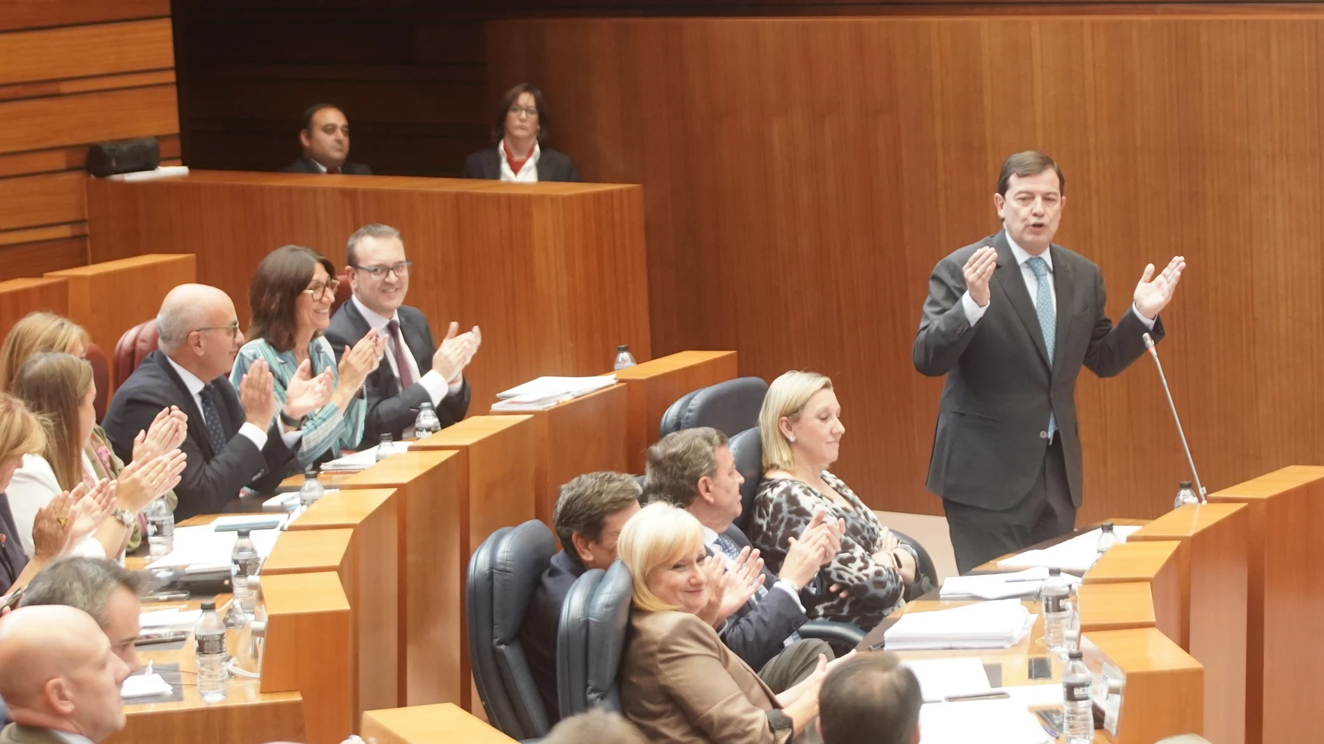 Mañueco interviene desde su escaño en las Cortes de Castilla y León durante el pleno celebrado ayer