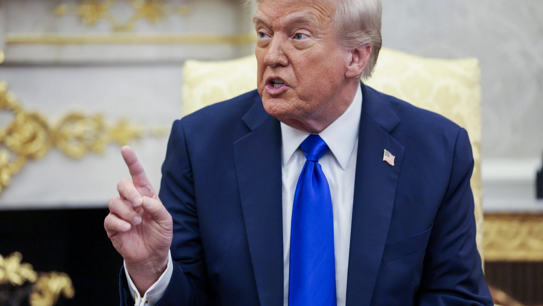 WASHINGTON DC (United States), 07/10/2025.- US President Donald Trump meets with Canadian Prime Minister Mark Carney (not pictured) in the Oval Office of the White House in Washington, DC, USA, 07 October 2025. The two are expected to discuss the Trump administration’s tariffs on Canadian steel, lumber and automobiles, along with other goods. EFE/EPA/SHAWN THEW / POOL
