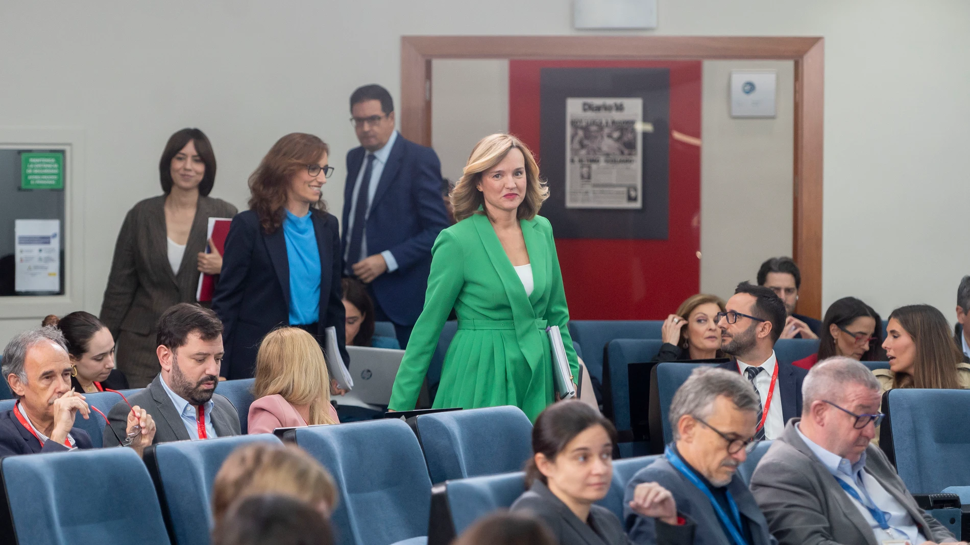 (I-D) La ministra de Ciencia, Innovación y Universidades, Diana Morant; la ministra de Sanidad, Mónica García; el ministro de Transformación Digital y Función Pública, Óscar López, y la ministra de Educación, Formación Profesional y Deportes y portavoz del Gobierno, Pilar Alegría, a su llegada a una rueda de prensa tras la reunión del Consejo de Ministros, en el Palacio de la Moncloa, a 7 de octubre de 2025, en Madrid (España). El Consejo de Ministros ha aprobado un nuevo real decreto para la...