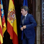 El president de la Generalitat, Carlos Mazón, recibe la tradicional ‘mocadorà’ del Gremio de Panaderos y Pasteleros de Valencia