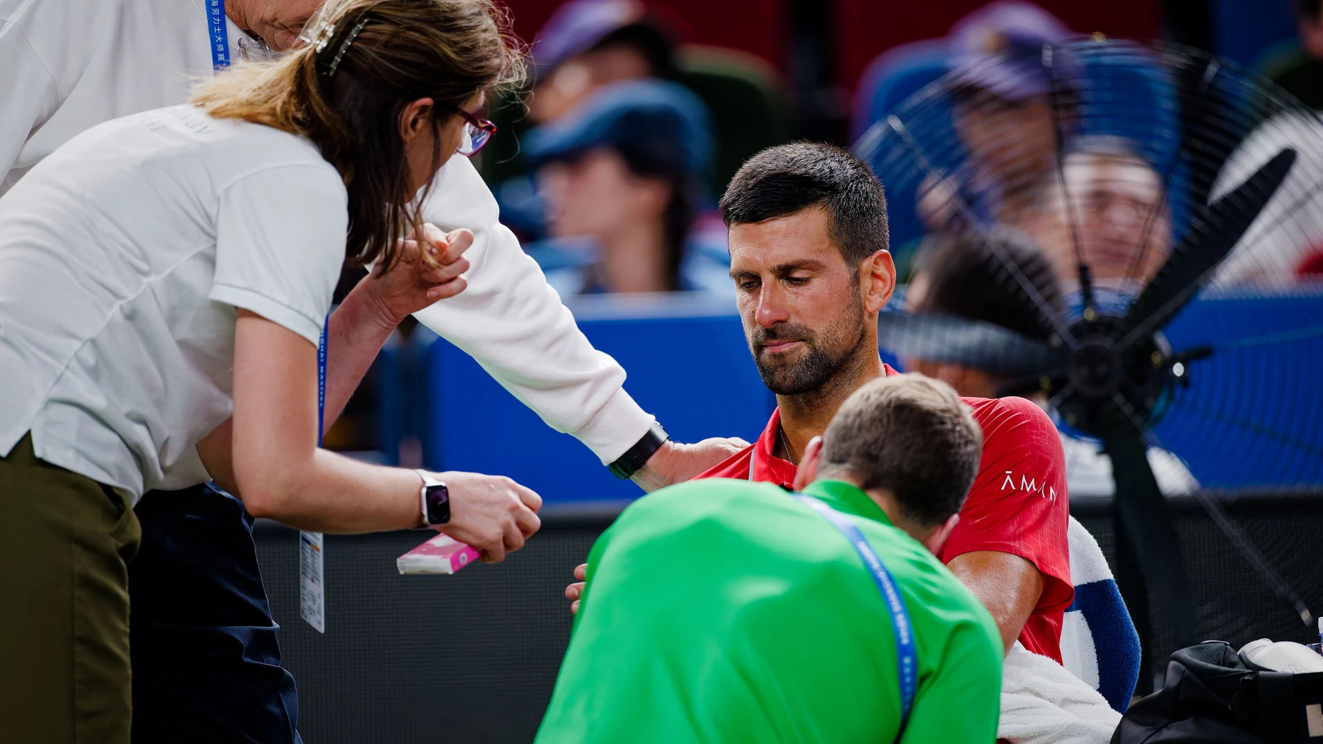 SHANGHAI (China), 07/10/2025.- Novak Djokovic of Serbia takes a medical timeout during his Men's Singles round of 16 match against Jaume Munar of Spain at the Shanghai Masters tennis tournament in Shanghai, China, 07 October 2025. (Tenis, España) EFE/EPA/ALEX PLAVEVSKI