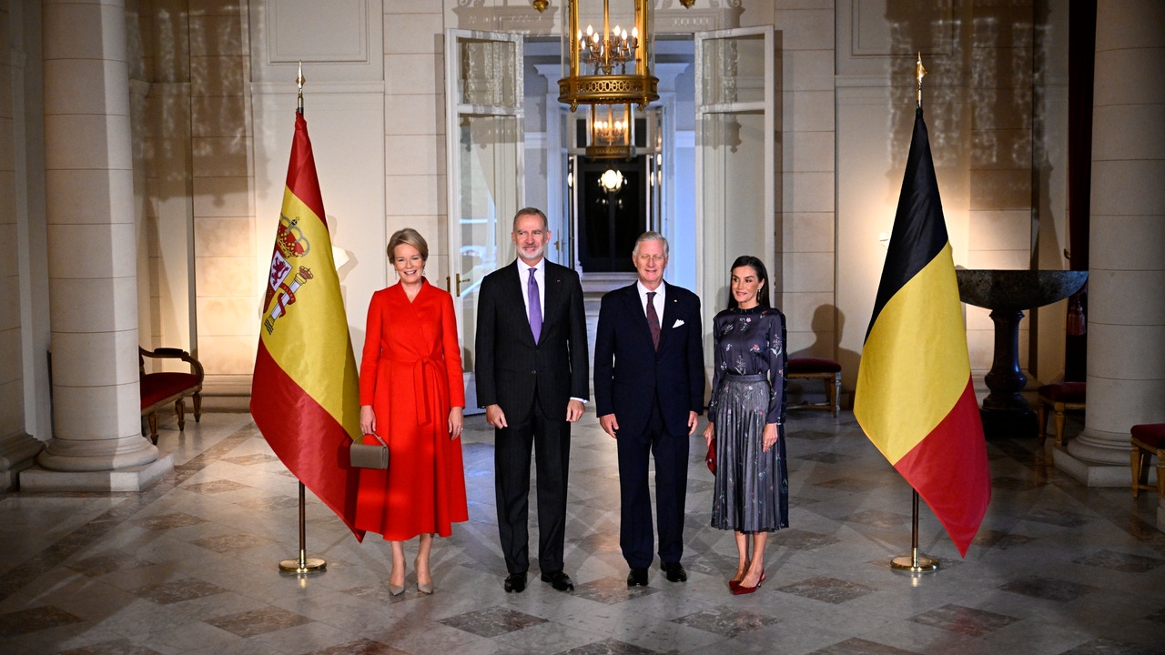 La Reina Letizia recupera su vestido floral más elegante de Armani para su viaje exprés a Bélgica