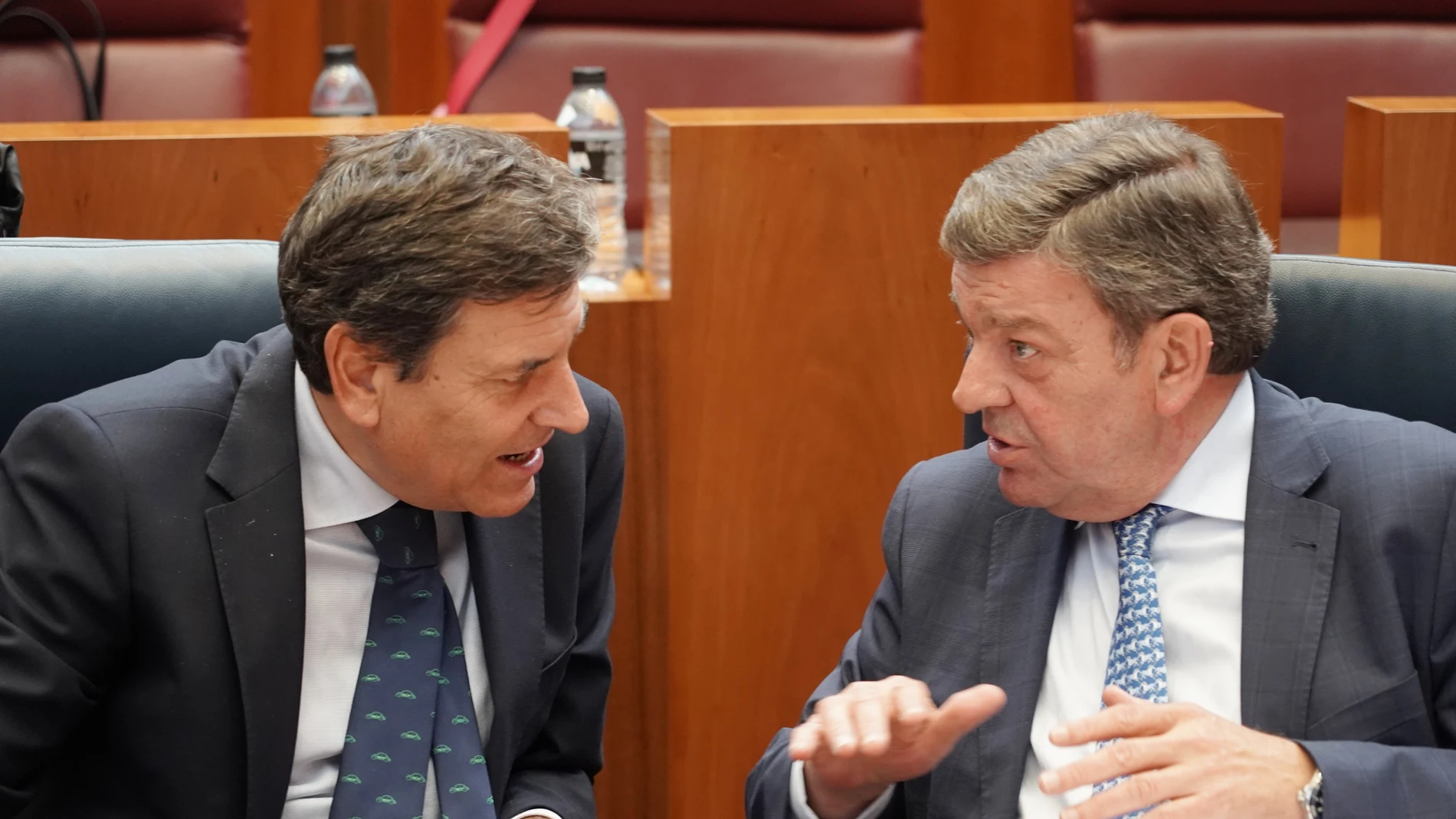 Los consejeros Fernández Carriedo y González Gago, ayer en las Cortes