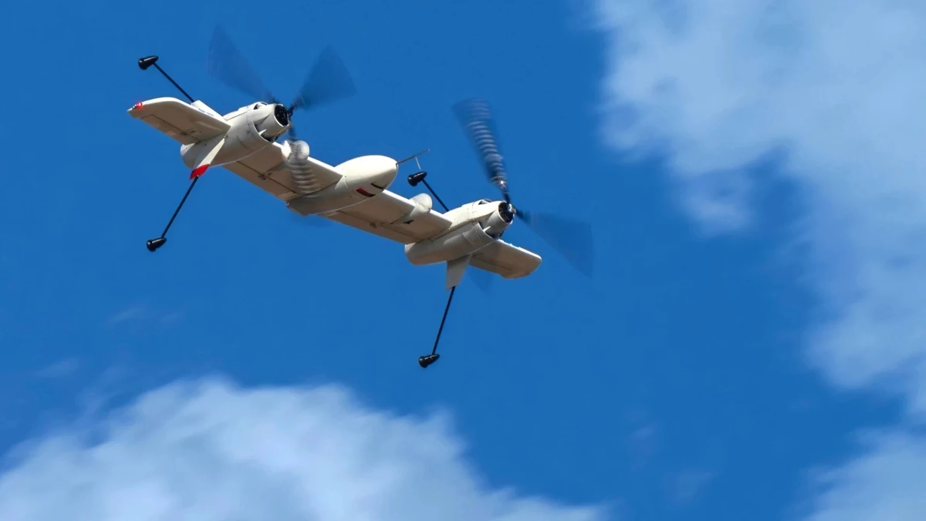 Dron con dos motores y hélices volando en una prueba