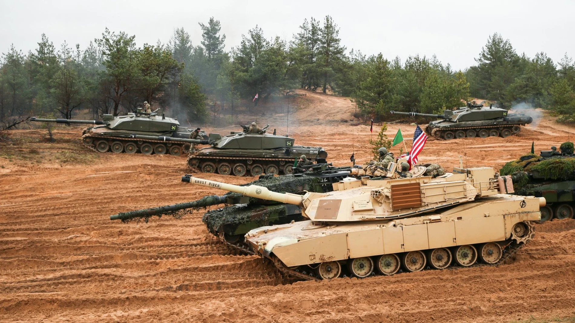 Carros de combate Challenger y M1 Abrams anglo-estadounidenses desplegados en Estonia
