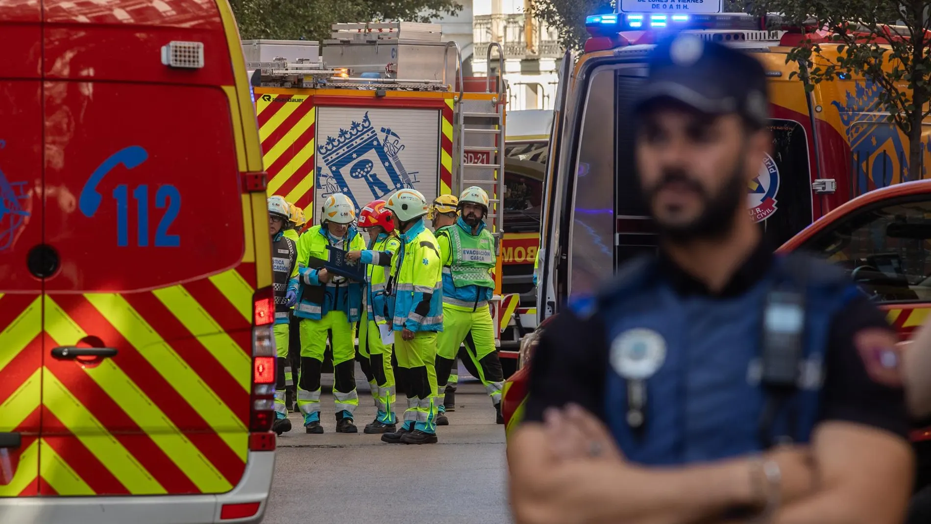 MADRID.-Sucesos.-AMP5.- Tres heridos y cuatro desaparecidos en el derrumbe parcial de un edificio en obras en la zona de Ópera