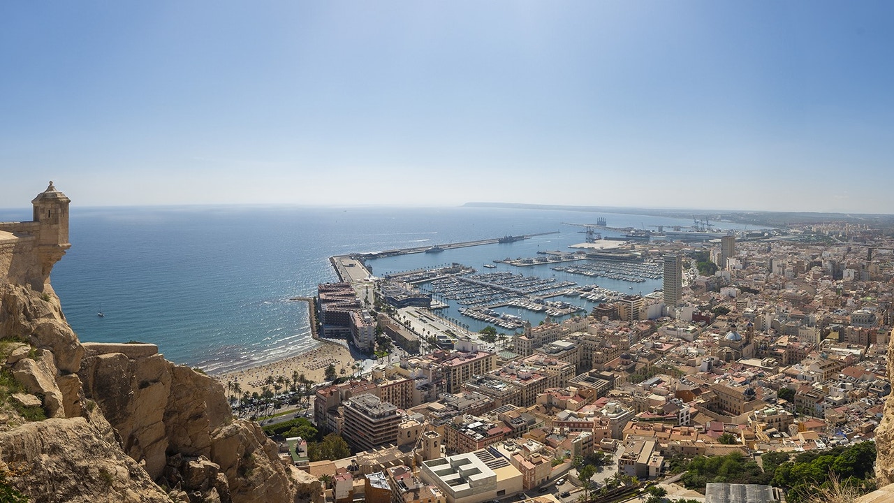 Alicante frena las licencias a apartamentos turísticos en zonas saturadas de edificios