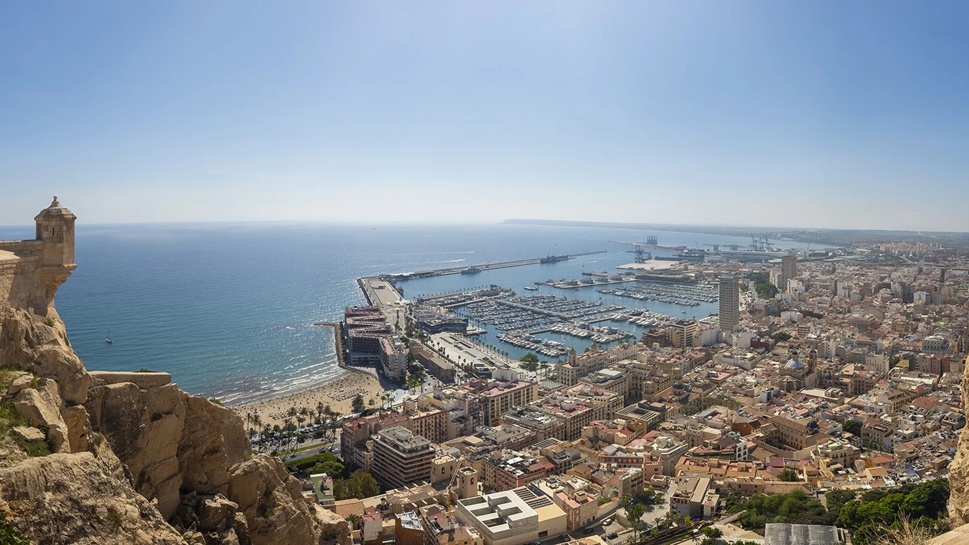 Alicante estrecha el cerco a los apartamentos turísticos en la ciudad con una legislación nueva