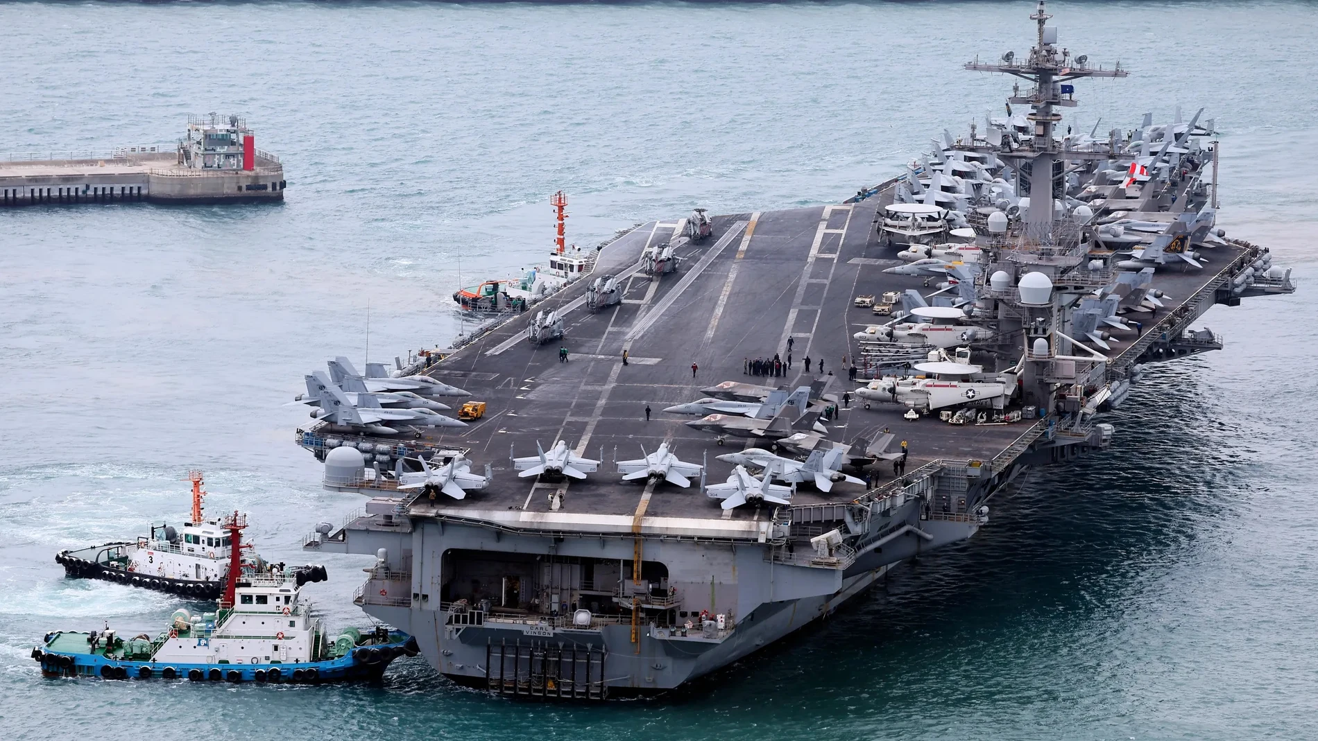 Portaaviones y aviones de combate de la armada de Estados Unidos en un puerto antes de zarpar