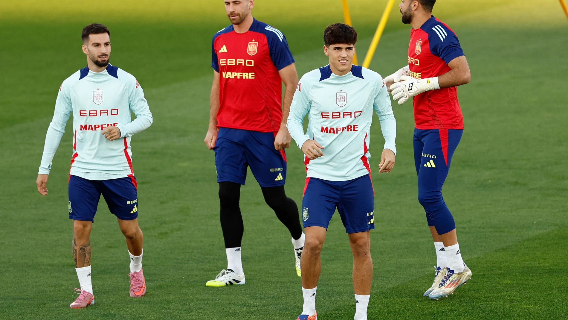 MADRID, 07/10/2025.- Los jugadores de la selección española de fútbol participan en una sesión de entrenamiento del conjunto en Las Rozas, Madrid, este martes, para preparar el partido que disputará en el Martínez Valero de Elche el sábado (a las nueve menos cuarto de la noche; las 18:45 horas GMT) ante Georgia. EFE/ Rodrigo Jiménez