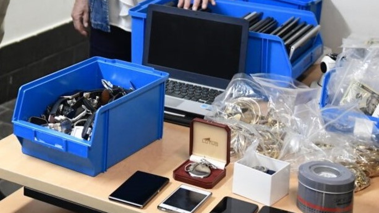 Madrid "vacía" su Oficina de Objetos Perdidos: subasta cientos de ordenadores, teléfonos y cámaras