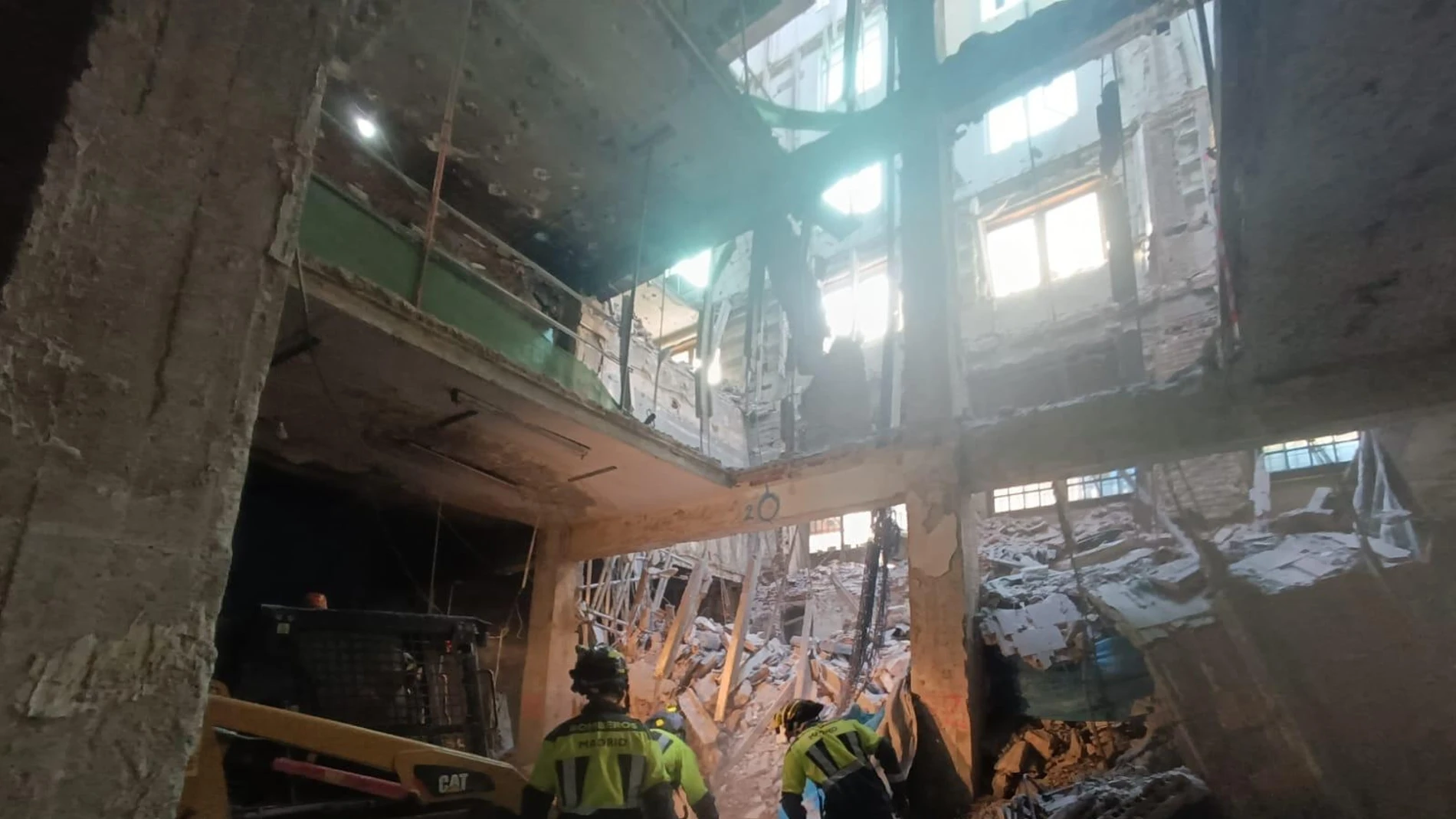 Vista del interior del edificio en pleno centro de Madrid, donde ha sido el derrumbe, en una calle situada cerca de la plaza de Ópera