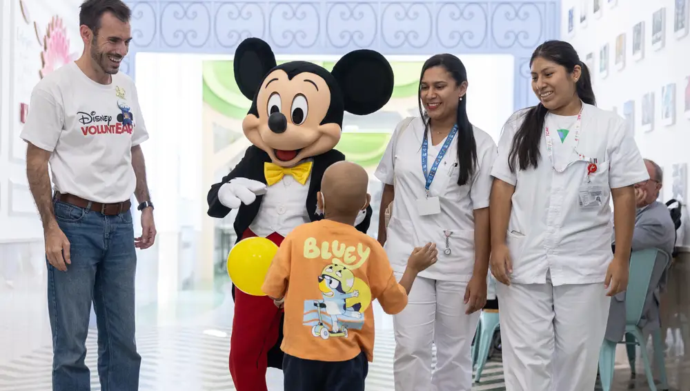 El embajador de Disney y Mickey Mouse visitan el hospital infantil Niño Jesús @Gonzalo Pérez
