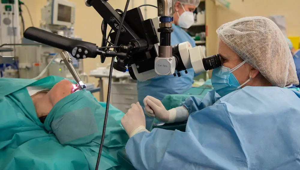 Imagen de una glotoplastia, que se realiza a través de la boca