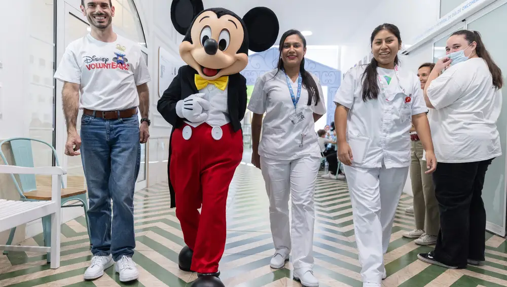 El embajador de Disney y Mickey Mouse visitan el hospital infantil Niño Jesús @Gonzalo Pérez