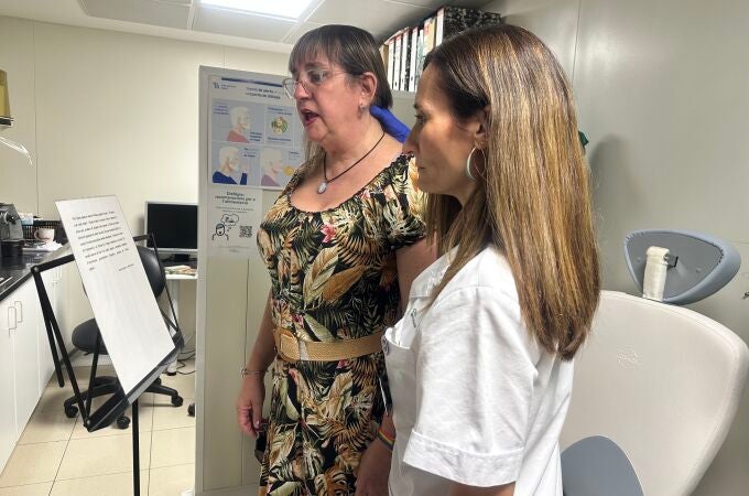 Silvia, durante una sesión de logopedia, junto a Mónica Egea