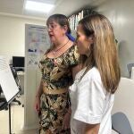 Silvia, durante una sesión de logopedia, junto a Mónica Egea