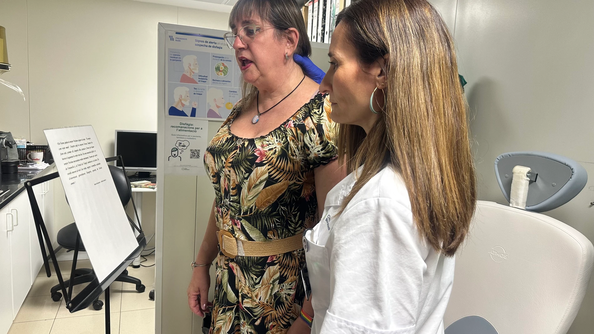 Silvia, durante una sesión de logopedia, junto a Mónica Egea