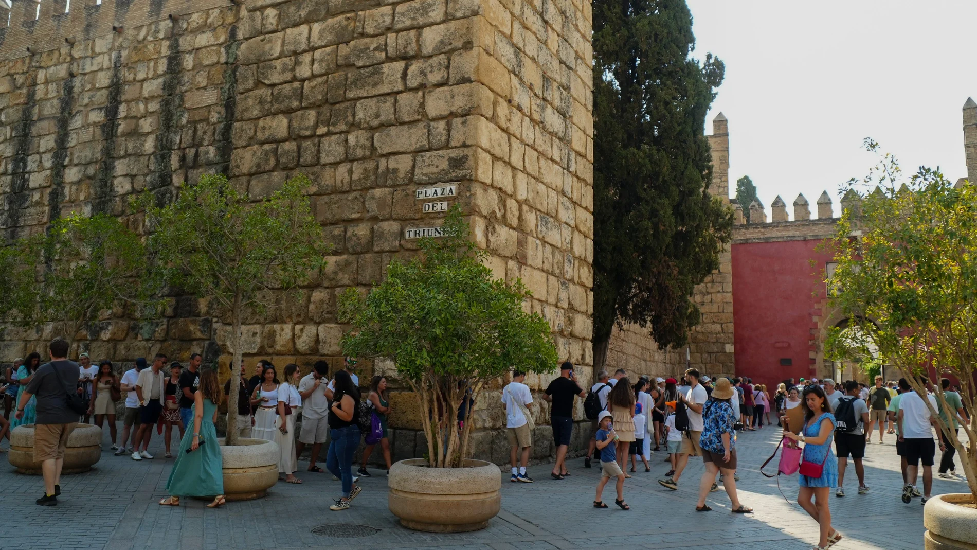 Turistas hacen cola en los Alcázares de Sevilla
