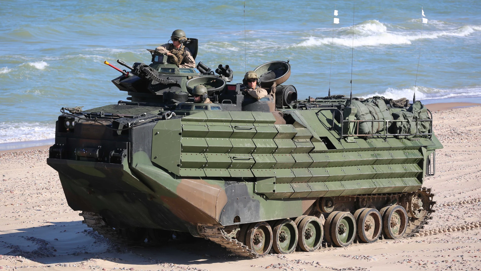 Vehículo anfibio moviéndose por una playa durante unos ejercicios militares