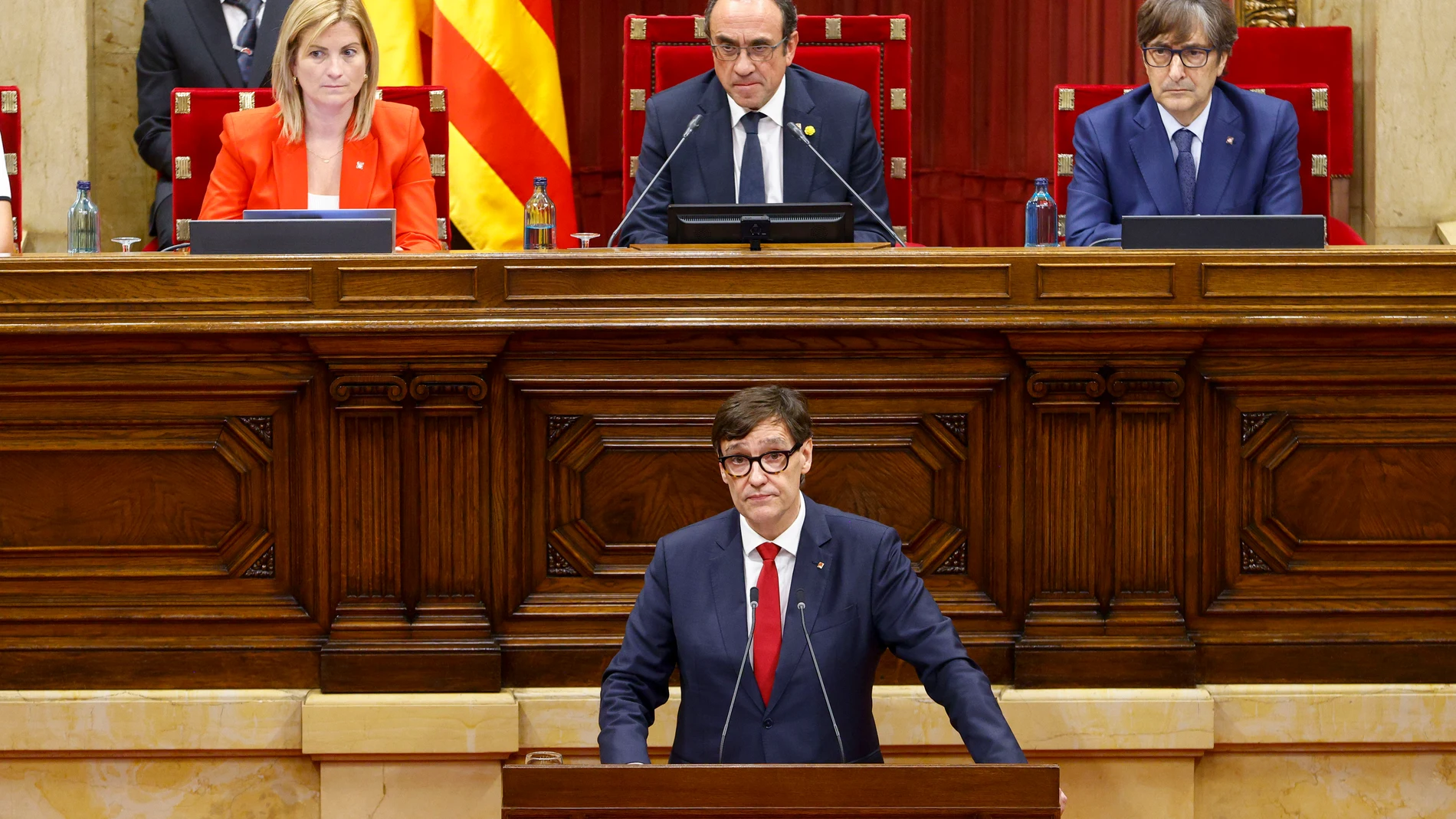 GRAFCAT2873. BARCELONA, 07/10/2025.- El presidente de la Generalitat, Salvador Illa, durante su primera intervención ante el pleno del Parlamento de Cataluña donde se celebra la primera jornada del debate de política general, el segundo de Salvador Illa como presidente catalán, y que inaugura el pleno con un discurso en el que prevé poner el acento en cuestiones como el liderazgo económico, los servicios públicos y la vivienda. EFE/Quique Garcia