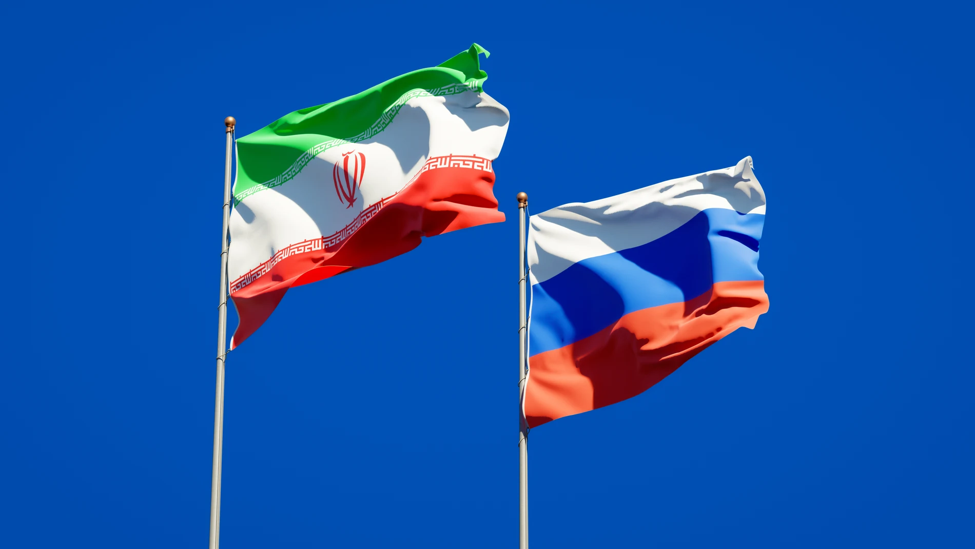 Banderas de Irán y Rusia ondeando al viento