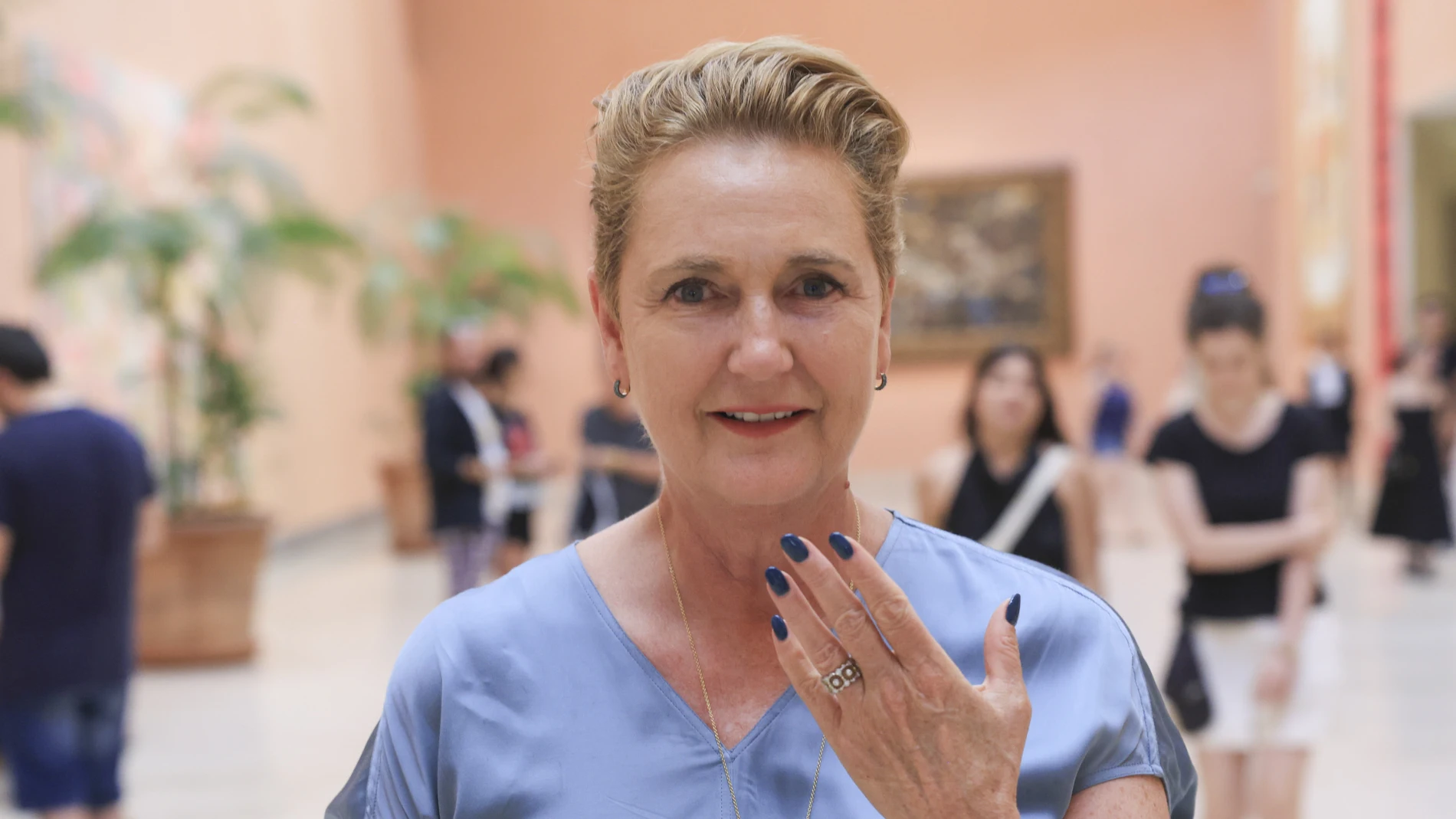 Francesca Thyssen enseñando su anillo de compromiso