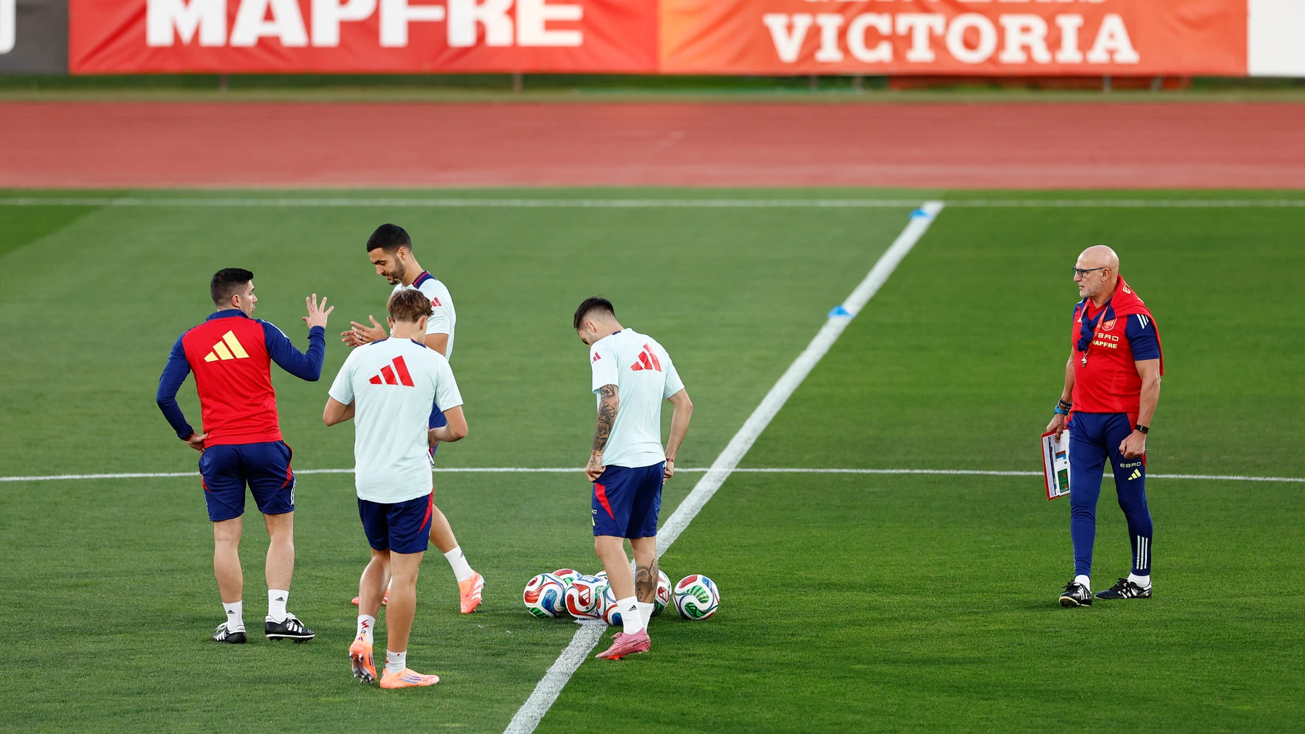 MADRID, 07/10/2025.- El seleccionador español, Luis de la Fuente (d), dirige una sesión de entrenamiento del conjunto en Las Rozas, Madrid, este martes, para preparar el partido que disputará en el Martínez Valero de Elche el sábado (a las nueve menos cuarto de la noche; las 18:45 horas GMT) ante Georgia. EFE/ Rodrigo Jiménez