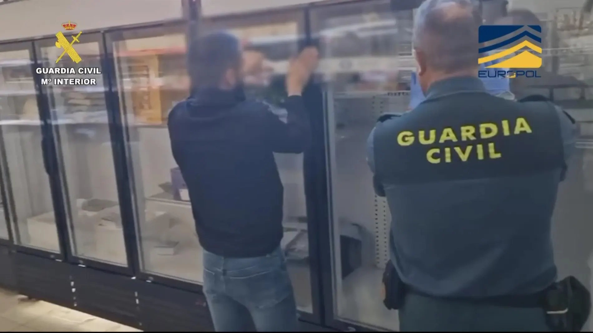 Momento el que la Guardia Civil retira los productos en mal estado de las neveras