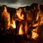 La fotografía «Cruzar de noche», de John Moore, que recoge cómo migrantes chinos entran en calor bajo una fría lluvia tras cruzar la frontera La fotografía «Cruzar de noche», de John Moore, que recoge cómo migrantes chinos entran en calor bajo una fría lluvia tras cruzar la frontera