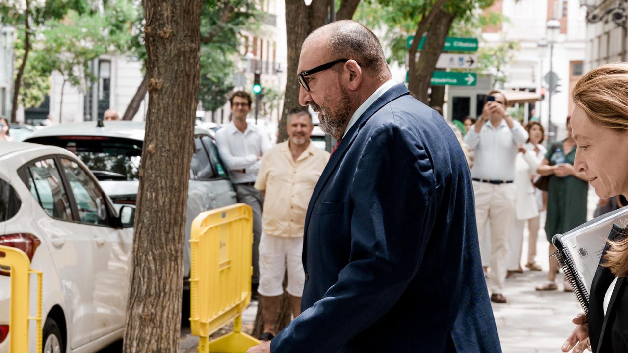 El juez tiende la mano a Koldo para que "explique" el informe de la UCO y descarta devolverle sus móviles