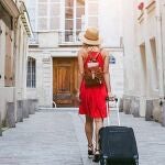 Turista caminando con la maleta por las calles