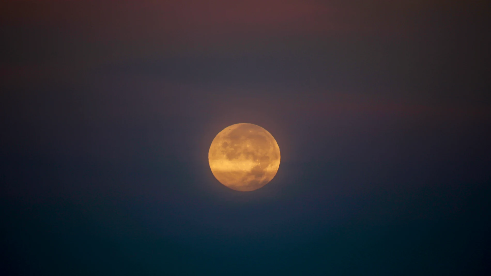 FERROL, 07/10/2025.- La luna llena de octubre, la primera del otoño y conocida como 'Luna de la cosecha' , vista al amanecer en el sur de Lugo. EFE/ eliseo trigo