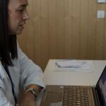 Una enfermera mantiene una reunión a distancia con un paciente con insuficiencia cardíaca