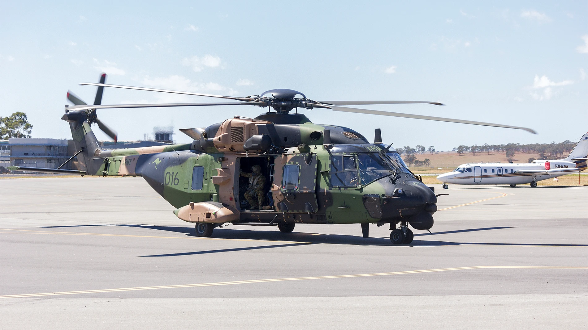 Helicóptero de combate pintado de camuflaje justo antes de partir a un ejercicio