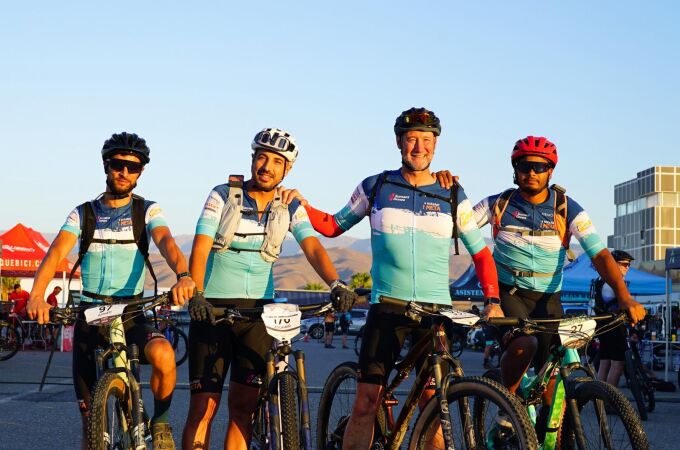De izquierda a derecha Ahmed Younoussi, Zouhair Zammouri, Pedro García Aguado y Moussa Chanchana, integrantes del equipo «4 miradas, 1 meta» en la Titan Desert Almería