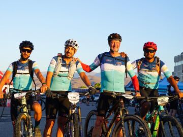 De izquierda a derecha Ahmed Younoussi, Zouhair Zammouri, Pedro Garc&iacute;a Aguado y Moussa Chanchana, integrantes del equipo &laquo;4 miradas, 1 meta&raquo; en la Titan Desert Almer&iacute;a