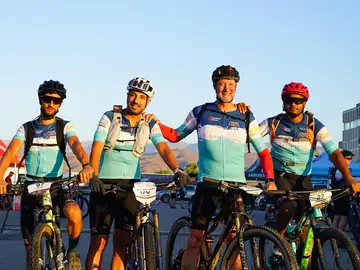 De izquierda a derecha Ahmed Younoussi, Zouhair Zammouri, Pedro García Aguado y Moussa Chanchana, integrantes del equipo «4 miradas, 1 meta» en la Titan Desert Almería De izquierda a derecha Ahmed Younoussi, Zouhair Zammouri, Pedro García Aguado y Moussa Chanchana, integrantes del equipo «4 miradas, 1 meta» en la Titan Desert Almería