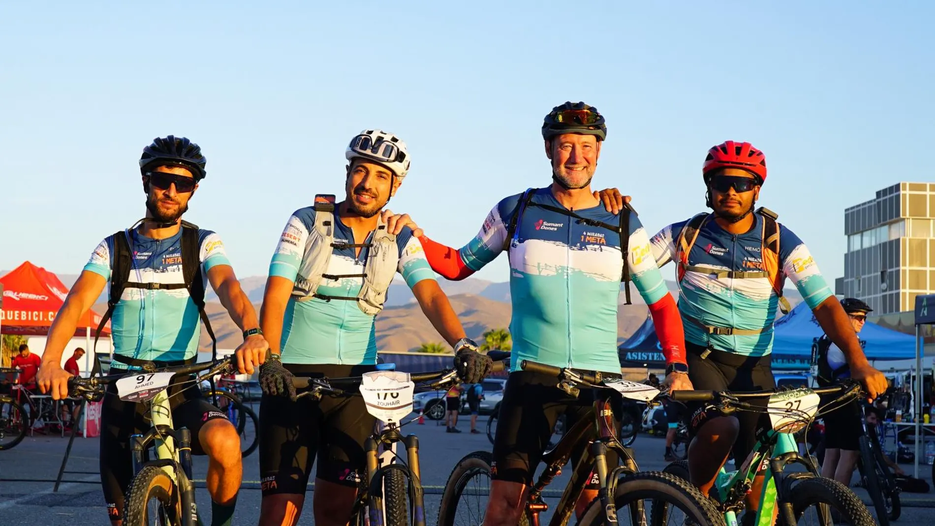 De izquierda a derecha Ahmed Younoussi, Zouhair Zammouri, Pedro García Aguado y Moussa Chanchana, integrantes del equipo «4 miradas, 1 meta» en la Titan Desert Almería