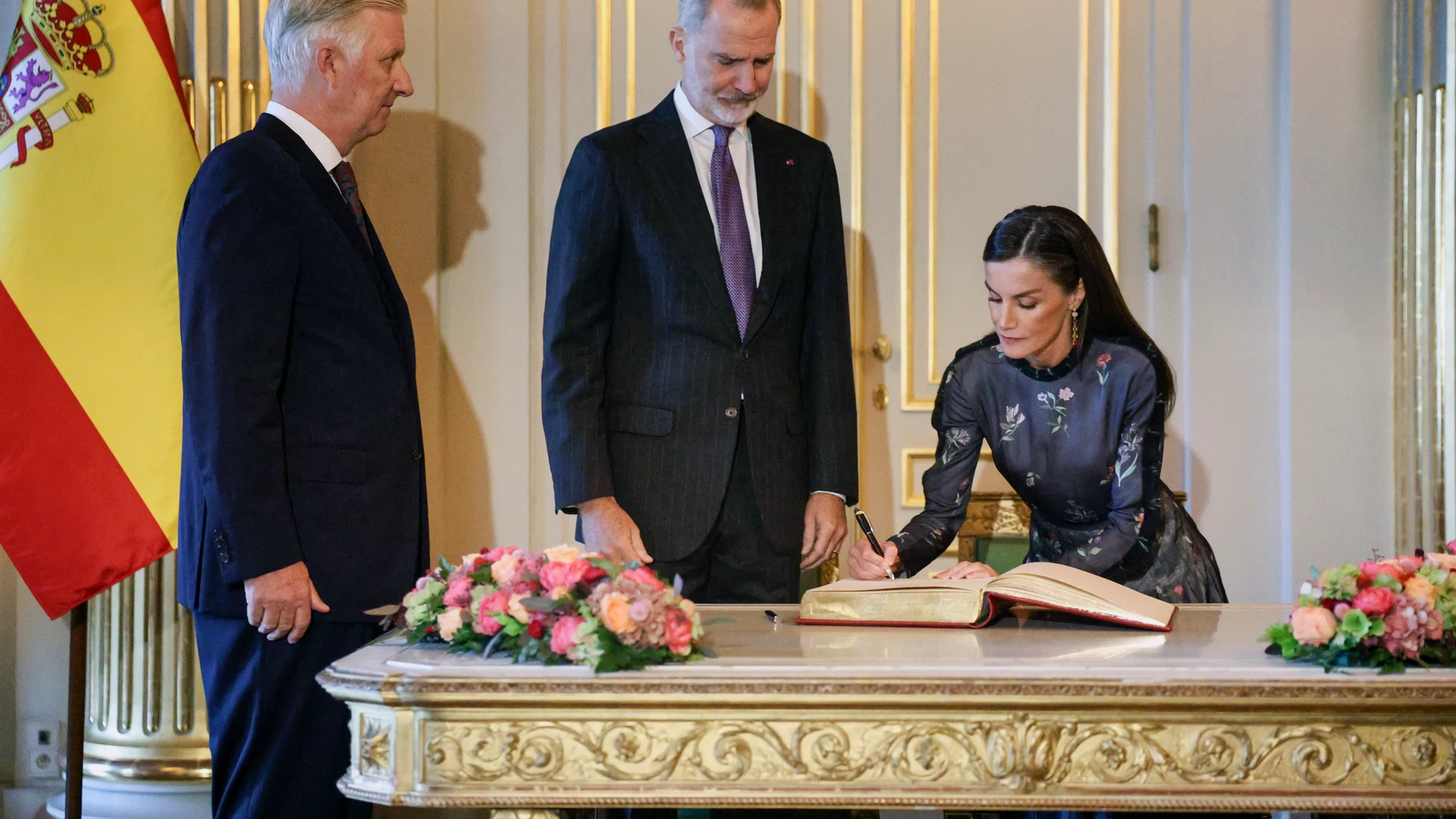 BRUSELAS, 07/10/2025.- La reina Letizia (d) firma en el libro de visitas junto al rey Felipe vI (c) y el rey Felipe de Bélgica (i) en el Palacio Real de Bruselas, este martes, durante la visita oficial de los reyes de España a Bélgica. EFE/ Pablo Garrigós