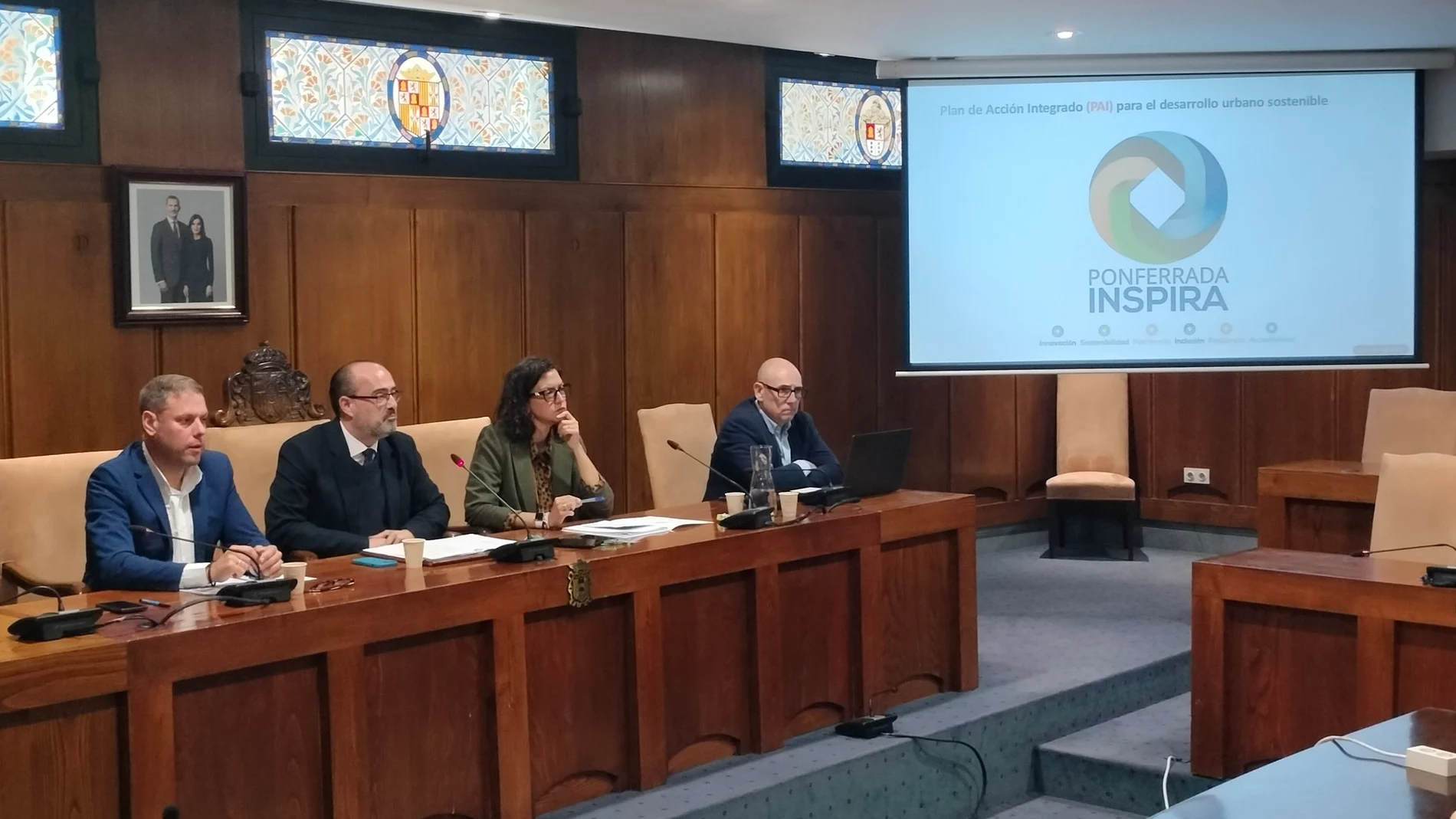 El alcalde de Ponferrada, Marco Morala, acompañado de los concejales Lidia Coca e Iván Alonso