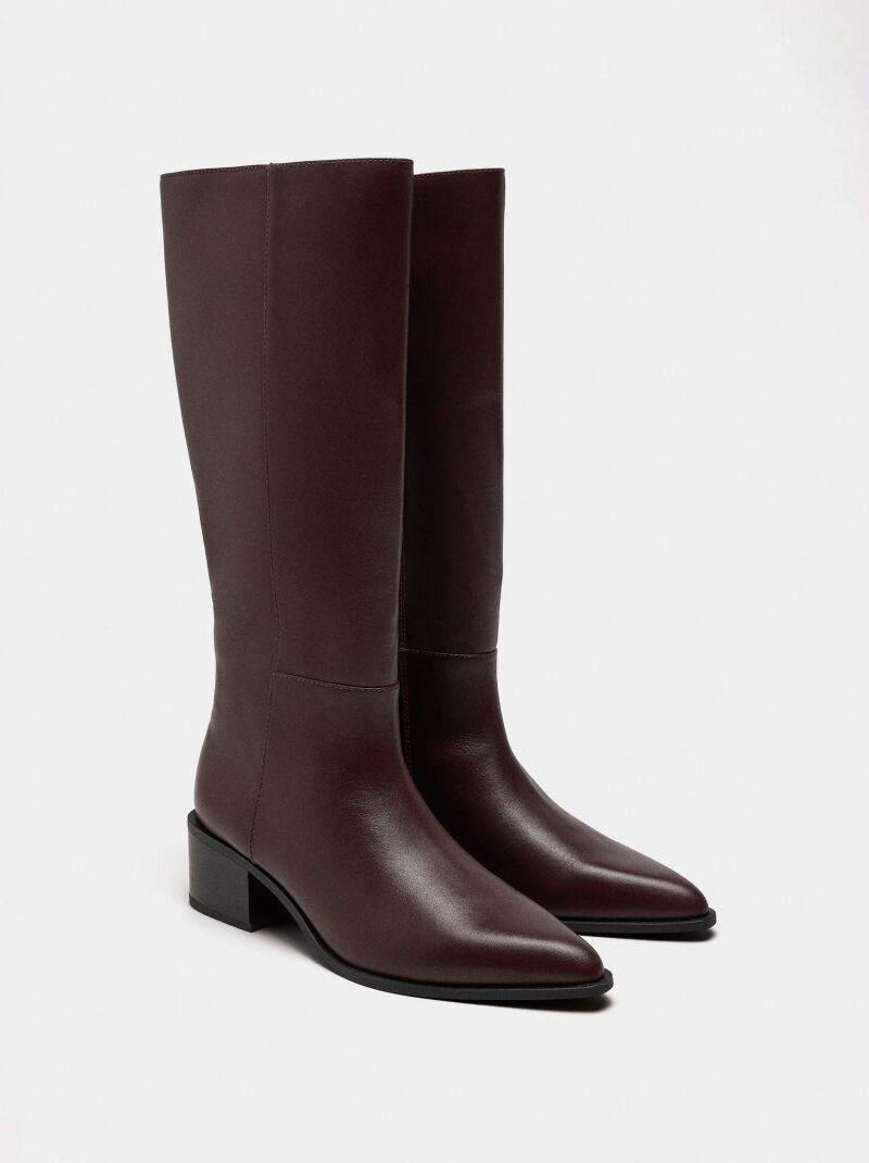 Botas de piel con tacón ancho.